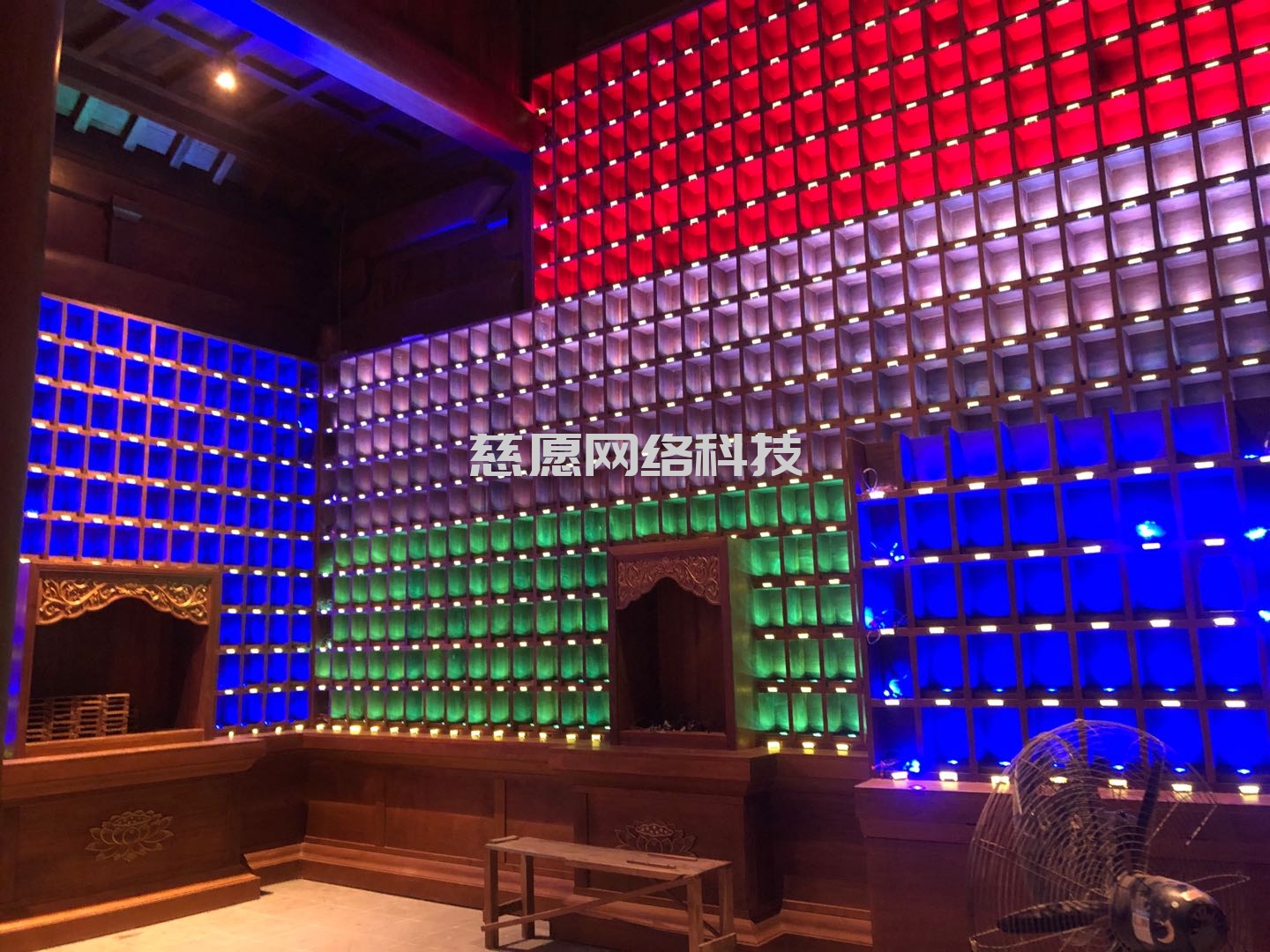 慈愿智能萬佛墻和光明燈為什么要設計成32種可變顏色燈板,3種顏色的公示姓名牌? 慈愿智能萬佛墻和光明燈為什么要設計成32種可變顏色燈板,3種顏色的公示姓名牌?